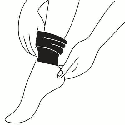 本品を足首までたぐりよせます