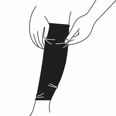 ゆっくりとふくらはぎの上部まで引き上げます