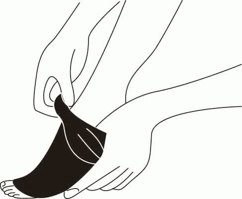 ソックスをたぐり寄せて、つま先を先端まで入れます