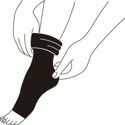 ゆっくりとふくらはぎの上部まで引き上げます