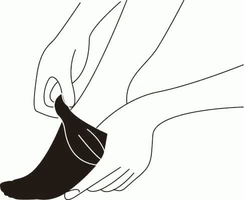 ソックスをたぐり寄せて、つま先を先端まで入れます