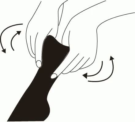 両手の親指を内側に入れて均等に引き上げます